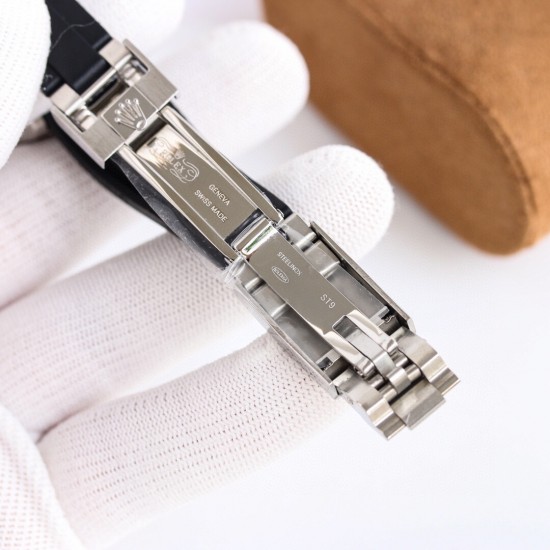 ROLEX 劳力士 游艇名仕型m268621-精致而不失个性!2836自动机械直径:37mm玻璃:蓝宝石整体外观打磨线条棱角清晰,延续奔驰针和放大镜日历的经典设计表壳表链材质:316精钢,其外观镶有抗刮损Cerachrom 陶瓷外圈原装保险扣 超强夜光。 ROLEX 劳力士 游艇名仕型m268621-精致而不失个性!2836自动机械直径:37mm玻璃:蓝宝石整体外观打磨线条棱角清晰,延续奔驰针和放大镜日历的经典设计表壳表链材质:316精钢,其外观镶有抗刮损Cerachrom 陶瓷外圈原装保险扣 超强夜光。