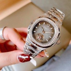 百达翡丽 手雷系列 女款简约飞轮 最强版本 Patek Philippe Seal印记Cal.324 CS自动机械机芯 专柜尺寸33mm 厚度9.5mm 花巨资复刻原版Cal.324 CS机芯 市场现在唯一一个324CS机芯与原装机芯摆轮一致 可谓市场最高版本女表表后 女性对永恒时间理念的钟爱 难以抗拒的柔美气息