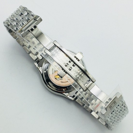【JL Factory】新力作 市场最高版本 积家超薄大师系列腕表!风格最简洁,也最迷人,采用太阳射线纹理的银色表盘有种阳光洒下的感觉,配以三角锥形刻度非常典雅,两枚太子妃式指针运行于表盘之上,时间显示方式尽显低调华丽。腕表搭载9015机芯,直径40毫米,厚度8.3毫米,将可靠、精确、纯粹的品质和隽永的设计完美融入,成就一款无与伦比的超薄腕表! 【JL Factory】新力作 市场最高版本 积家超薄大师系列腕表!风格最简洁,也最迷人,采用太阳射线纹理的银色表盘有种阳光洒下的感觉,配以三角锥形刻度非常典雅,两枚太子妃式指针运行于表盘之上,时间显示方式尽显低调华丽。腕表搭载9015机芯,直径40毫米,厚度8.3毫米,将可靠、精确、纯粹的品质和隽永的设计完美融入,成就一款无与伦比的超薄腕表!