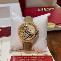 卡地亚蓝气球斑鸠灰荔枝纹皮 限量订制色系到货 灰色一直是时尚界的宠儿 热门色暖暖的浅色调 神仙颜色 好品味的象征！荔枝纹皮饱和度恰到好处，细腻的羊皮戴上手超级柔软舒适关键是超显高档 卡地亚蓝气球黄金豹子镶钻面 奢华贵气十足 实物超美 瑞士石英尺寸36mm 认准独家色系 力荐入手！