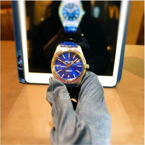 官网美图!全新百年灵机械计时腕表-南海胶囊系列(chronometer Automatic 36)具有醒目的色彩和夜光.让人联想起夏日 海洋生物和葱郁草木所营造的令人陶醉的氛围。这款优雅的现代复古灵感腕表适合想在人群脱颖而出的女士。融合优异性能和造型美感,时尚而优雅,适合各种场合,多种金属表壳可供选择,镶嵌彩色宝石钻,从炫酷的精钢材质百搭双色间金乃至豪华红金,一应俱全,时标和多姿多彩表盘,搭载2824机械机芯,尺寸:36mm 是百年灵最新女士机械计时系列的灵动姐妹表款。 官网美图!全新百年灵机械计时腕表-南海胶囊系列(chronometer Automatic 36)具有醒目的色彩和夜光.让人联想起夏日 海洋生物和葱郁草木所营造的令人陶醉的氛围。这款优雅的现代复古灵感腕表适合想在人群脱颖而出的女士。融合优异性能和造型美感,时尚而优雅,适合各种场合,多种金属表壳可供选择,镶嵌彩色宝石钻,从炫酷的精钢材质百搭双色间金乃至豪华红金,一应俱全,时标和多姿多彩表盘,搭载2824机械机芯,尺寸:36mm 是百年灵最新女士机械计时系列的灵动姐妹表款。