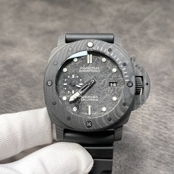 PANERAI沛纳海SUBMERSIBLE系列自动机械潜水腕表 PAM00979 PAM979 VS979 979 CARBOTECH碳纤维表壳 潜水倒计时表圈 蓝宝石镜面 保险护桥表冠 描绘有意大利海军蛙人突击队员的图像钛合金PVD黑底盖 碳纤维表盘 超强双色夜光 分针和表圈夜光点蓝色夜光用于潜水氧气倒计时 P.9010机芯 时针快调 可逆调日历 潜水伸缩橡胶表带 钛合金PVD黑针扣 直径47mm VS厂出品，出货实拍