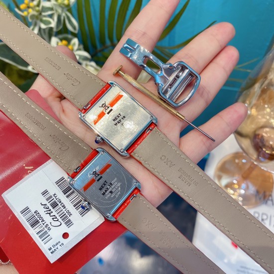 卡地亚Tank Solo腕表,高量质版本原版开模,瑞石士英机芯。精表钢壳,圆形珠表冠,镶嵌颗一凸圆形合成尖晶石,镀银珠表光盘,罗马字数时标,剑形钢蓝指针,蓝宝水石晶镜面,进小口牛皮表带可替换表带,精钢叠折表扣。表尺壳寸:小号31 x 24.4毫米 中号34.8 x 27.4毫米 卡地亚Tank Solo腕表,高量质版本原版开模,瑞石士英机芯。精表钢壳,圆形珠表冠,镶嵌颗一凸圆形合成尖晶石,镀银珠表光盘,罗马字数时标,剑形钢蓝指针,蓝宝水石晶镜面,进小口牛皮表带可替换表带,精钢叠折表扣。表尺壳寸:小号31 x 24.4毫米 中号34.8 x 27.4毫米