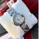卡地亚 「 Cartier 」原装1:1复刻 、凸面弧形表壳,扭索雕纹表盘,剑形指针,在卡地亚制表世界中,Ballon Bleu 蓝气球腕表以风格细腻,格调高雅著称。 卡地亚 「 Cartier 」原装1:1复刻 、凸面弧形表壳,扭索雕纹表盘,剑形指针,在卡地亚制表世界中,Ballon Bleu 蓝气球腕表以风格细腻,格调高雅著称。