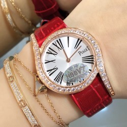 实拍 中国红 伯爵 全新Piaget Lime light系列腕表，以其独特的造型，引领着时尚界的风潮，更是邀请到国际巨星巩俐倾情代言，必将成为伯爵品牌全新的识别69式印，瑞士石英32mm 白金电镀 认准独家实拍细节品质！