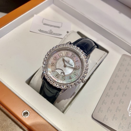 实拍 积家-Jaeger-LeCoultre DAZZLING RENDEZ- VOUS MOON约会系列月相珠宝腕表月之女神,是浪漫与柔美的象征,她掌管着大自然中的潮起潮落和季节更替,是艺术家与诗人们的灵感源泉,在温润莹亮的白色珍珠母贝映衬下,晶莹璀璨的钻石散发出夜空般的静谧之美,表圈镶嵌108颗钻石,组成两个环绕表壳的同心圆。由36颗以爪镶工艺镶嵌的钻石组成的外圈,为光芒闪耀的表圈营造出轻盈美妙的质感,尺寸36mm的精钢表壳搭配进口瑞士石英,采用蓝宝石水晶玻璃。 实拍 积家-Jaeger-LeCoultre DAZZLING RENDEZ- VOUS MOON约会系列月相珠宝腕表月之女神,是浪漫与柔美的象征,她掌管着大自然中的潮起潮落和季节更替,是艺术家与诗人们的灵感源泉,在温润莹亮的白色珍珠母贝映衬下,晶莹璀璨的钻石散发出夜空般的静谧之美,表圈镶嵌108颗钻石,组成两个环绕表壳的同心圆。由36颗以爪镶工艺镶嵌的钻石组成的外圈,为光芒闪耀的表圈营造出轻盈美妙的质感,尺寸36mm的精钢表壳搭配进口瑞士石英,采用蓝宝石水晶玻璃。