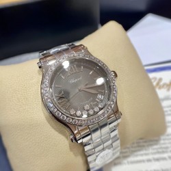 《YF出品》萧邦Happy Diamonds系列在女士腕表当中非常具有标志性，这款腕表拥有36和30毫米的腕表直径，对于大部分女士来说这个尺寸刚刚好。极具标志性的表壳设计搭配银色表盘，盘面上转动的钻石是萧邦Happy Diamonds最大的亮点设计所在。腕表搭载了自动上链机芯，能够为腕表提供42个小时的动力储存。。。YF臻品（2021新鲜上市）：萧邦HAPPY DIAMONDS系列274893-5003腕表（精钢-玫瑰金-白色贝壳表盘，7颗彩色活动钻石，2892-2全自动机械，36毫米）
