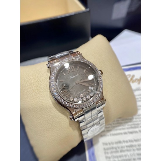 《YF出品》萧邦Happy Diamonds系列在女士腕表当中非常具有标志性,这款腕表拥有36和30毫米的腕表直径,对于大部分女士来说这个尺寸刚刚好。极具标志性的表壳设计搭配银色表盘,盘面上转动的钻石是萧邦Happy Diamonds最大的亮点设计所在。腕表搭载了自动上链机芯,能够为腕表提供42个小时的动力储存。。。YF臻品(2021新鲜上市):萧邦HAPPY DIAMONDS系列274893-5003腕表(精钢-玫瑰金-白色贝壳表盘,7颗彩色活动钻石,2892-2全自动机械,36毫米) 《YF出品》萧邦Happy Diamonds系列在女士腕表当中非常具有标志性,这款腕表拥有36和30毫米的腕表直径,对于大部分女士来说这个尺寸刚刚好。极具标志性的表壳设计搭配银色表盘,盘面上转动的钻石是萧邦Happy Diamonds最大的亮点设计所在。腕表搭载了自动上链机芯,能够为腕表提供42个小时的动力储存。。。YF臻品(2021新鲜上市):萧邦HAPPY DIAMONDS系列274893-5003腕表(精钢-玫瑰金-白色贝壳表盘,7颗彩色活动钻石,2892-2全自动机械,36毫米)
