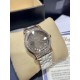 《YF出品》萧邦Happy Diamonds系列在女士腕表当中非常具有标志性,这款腕表拥有36和30毫米的腕表直径,对于大部分女士来说这个尺寸刚刚好。极具标志性的表壳设计搭配银色表盘,盘面上转动的钻石是萧邦Happy Diamonds最大的亮点设计所在。腕表搭载了自动上链机芯,能够为腕表提供42个小时的动力储存。。。YF臻品(2021新鲜上市):萧邦HAPPY DIAMONDS系列274893-5003腕表(精钢-玫瑰金-白色贝壳表盘,7颗彩色活动钻石,2892-2全自动机械,36毫米) 《YF出品》萧邦Happy Diamonds系列在女士腕表当中非常具有标志性,这款腕表拥有36和30毫米的腕表直径,对于大部分女士来说这个尺寸刚刚好。极具标志性的表壳设计搭配银色表盘,盘面上转动的钻石是萧邦Happy Diamonds最大的亮点设计所在。腕表搭载了自动上链机芯,能够为腕表提供42个小时的动力储存。。。YF臻品(2021新鲜上市):萧邦HAPPY DIAMONDS系列274893-5003腕表(精钢-玫瑰金-白色贝壳表盘,7颗彩色活动钻石,2892-2全自动机械,36毫米)