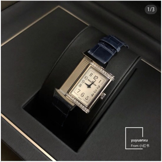 积家-Jaeger Revers one一号翻转腕表 !翻转真的是好看到爆炸积家翻转系列3288420 !低调有历史底蕴!尺寸40.1*20独具一格,进口朗达机芯稳定持久,烧钢蓝指针芳泽无加,午夜蓝色的小牛皮如精灵般俏皮可爱 ,加上原装表扣独特100%的还原度。优雅的气质,精致的翻转结构,精美的做工,腕间璀璨美钻照亮倾心时刻,会让佩戴者赏心悦目,爱不释手。2020大旱望云,愿所有的美好都能如期而至。认准实拍细节!小红书爆款推荐! 积家-Jaeger Revers one一号翻转腕表 !翻转真的是好看到爆炸积家翻转系列3288420 !低调有历史底蕴!尺寸40.1*20独具一格,进口朗达机芯稳定持久,烧钢蓝指针芳泽无加,午夜蓝色的小牛皮如精灵般俏皮可爱 ,加上原装表扣独特100%的还原度。优雅的气质,精致的翻转结构,精美的做工,腕间璀璨美钻照亮倾心时刻,会让佩戴者赏心悦目,爱不释手。2020大旱望云,愿所有的美好都能如期而至。认准实拍细节!小红书爆款推荐!