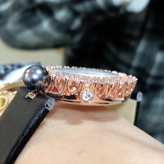 品牌:宝玑-Breguet ™️系列:珠宝系列 现推出石英版本 宝玑GJ29BB8924/5D58 雕花珍珠贝母 镶钻 女士腕表表壳电镀18K金鹅卵形表壳,外缘镶嵌24颗明亮式切割钻石和一颗日本Akoya 海水珍珠。尺寸:34.4 x 28.7毫米。表盘为玑镂刻花珍珠母贝。12点位置镶嵌宝玑铭牌。偏心小时刻度环,3点、6点、9点和12点位置设有钻石时标。宝玑经典针尖镂空式蓝钢指针。镌刻编号和Breguet隐形签名。丝缎表带,搭配折叠镶钻表扣。 品牌:宝玑-Breguet ™️系列:珠宝系列 现推出石英版本 宝玑GJ29BB8924/5D58 雕花珍珠贝母 镶钻 女士腕表表壳电镀18K金鹅卵形表壳,外缘镶嵌24颗明亮式切割钻石和一颗日本Akoya 海水珍珠。尺寸:34.4 x 28.7毫米。表盘为玑镂刻花珍珠母贝。12点位置镶嵌宝玑铭牌。偏心小时刻度环,3点、6点、9点和12点位置设有钻石时标。宝玑经典针尖镂空式蓝钢指针。镌刻编号和Breguet隐形签名。丝缎表带,搭配折叠镶钻表扣。