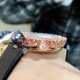 品牌:宝玑-Breguet ™️系列:珠宝系列 现推出石英版本 宝玑GJ29BB8924/5D58 雕花珍珠贝母 镶钻 女士腕表表壳电镀18K金鹅卵形表壳,外缘镶嵌24颗明亮式切割钻石和一颗日本Akoya 海水珍珠。尺寸:34.4 x 28.7毫米。表盘为玑镂刻花珍珠母贝。12点位置镶嵌宝玑铭牌。偏心小时刻度环,3点、6点、9点和12点位置设有钻石时标。宝玑经典针尖镂空式蓝钢指针。镌刻编号和Breguet隐形签名。丝缎表带,搭配折叠镶钻表扣。 品牌:宝玑-Breguet ™️系列:珠宝系列 现推出石英版本 宝玑GJ29BB8924/5D58 雕花珍珠贝母 镶钻 女士腕表表壳电镀18K金鹅卵形表壳,外缘镶嵌24颗明亮式切割钻石和一颗日本Akoya 海水珍珠。尺寸:34.4 x 28.7毫米。表盘为玑镂刻花珍珠母贝。12点位置镶嵌宝玑铭牌。偏心小时刻度环,3点、6点、9点和12点位置设有钻石时标。宝玑经典针尖镂空式蓝钢指针。镌刻编号和Breguet隐形签名。丝缎表带,搭配折叠镶钻表扣。