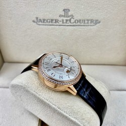JAEGER-LECOULTRE积家女款RENDEZ-VOUS约会系列。尺寸：29mm搭载日本进口全自动机械机芯  正品版本机芯主版  功能：日夜星晨、时分秒显示功能 ，展现出昼的灿烂与夜的浪漫(刚刚的相遇，[玫瑰]刚刚的缘分，[爱心]刚刚的时间，愿幸福快乐与您相伴)