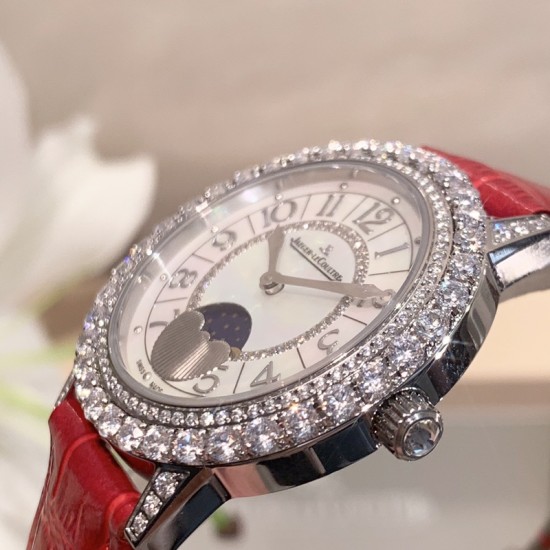 实拍 积家-Jaeger-LeCoultre DAZZLING RENDEZ- VOUS MOON约会系列月相珠宝腕表月之女神,是浪漫与柔美的象征,她掌管着大自然中的潮起潮落和季节更替,是艺术家与诗人们的灵感源泉,在温润莹亮的白色珍珠母贝映衬下,晶莹璀璨的钻石散发出夜空般的静谧之美,表圈镶嵌108颗 钻石,组成两个环绕表壳的同心圆。由36颗以爪镶工艺镶嵌的 钻石组成的外圈,为光芒闪耀的表圈营造出轻盈美妙的质感,尺寸36mm的精钢表壳搭配进口瑞士石英,采用蓝宝石水晶玻璃。 实拍 积家-Jaeger-LeCoultre DAZZLING RENDEZ- VOUS MOON约会系列月相珠宝腕表月之女神,是浪漫与柔美的象征,她掌管着大自然中的潮起潮落和季节更替,是艺术家与诗人们的灵感源泉,在温润莹亮的白色珍珠母贝映衬下,晶莹璀璨的钻石散发出夜空般的静谧之美,表圈镶嵌108颗 钻石,组成两个环绕表壳的同心圆。由36颗以爪镶工艺镶嵌的 钻石组成的外圈,为光芒闪耀的表圈营造出轻盈美妙的质感,尺寸36mm的精钢表壳搭配进口瑞士石英,采用蓝宝石水晶玻璃。