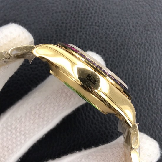 重磅登场!!【全新劳力士彩虹迪,不再可望不可及】BL工厂倾力打造,为了达到我们想要的彩虹迪通拿原装效果,重金打造研发,精工细致而成,三个独立计时盘的金晶体特殊效果均独一无二,迷人的反光效果和瑰丽的色彩充分展示了金晶体的曼妙结构,每件皆是浑然天成的艺术杰作。金晶计时盘的色泽与黑色表盘形成鲜明对比,并与宝石的色彩互相辉映,搭配镶钻的时标刻度与黄金指针让整个表盘流光溢彩、整体美感爆棚,爱不释手。 重磅登场!!【全新劳力士彩虹迪,不再可望不可及】BL工厂倾力打造,为了达到我们想要的彩虹迪通拿原装效果,重金打造研发,精工细致而成,三个独立计时盘的金晶体特殊效果均独一无二,迷人的反光效果和瑰丽的色彩充分展示了金晶体的曼妙结构,每件皆是浑然天成的艺术杰作。金晶计时盘的色泽与黑色表盘形成鲜明对比,并与宝石的色彩互相辉映,搭配镶钻的时标刻度与黄金指针让整个表盘流光溢彩、整体美感爆棚,爱不释手。