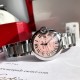 卡地亚 「 Cartier 」原装1:1复刻 、凸面弧形表壳,扭索雕纹表盘,剑形指针,在卡地亚制表世界中,Ballon Bleu 蓝气球腕表以风格细腻,格调高雅著称。 卡地亚 「 Cartier 」原装1:1复刻 、凸面弧形表壳,扭索雕纹表盘,剑形指针,在卡地亚制表世界中,Ballon Bleu 蓝气球腕表以风格细腻,格调高雅著称。