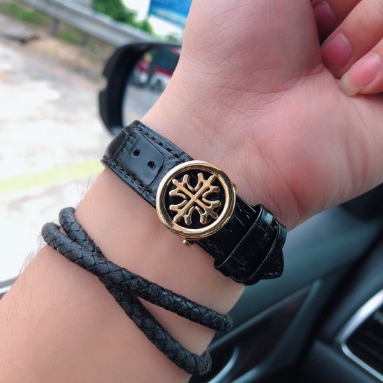 百达翡丽 Patek Philippe 搭配进口9100多功能机芯(0返修)功能(24小时,星期,星辰,月份)进口316精钢!搭配意大利进口小牛皮!原装折叠扣!尺寸42mm。耐磨防刮蓝宝石玻璃!超强防水50米!简约而不简单!你永远无法拥有一块百达翡丽,你只是在替你的后代保管他. ( 慎重承诺 : 产品实物光泽手感更佳精湛 字盘刻度栩栩如生 壳套工艺都是宗师级别轻身检验 加上新时代机器高技锻造 上手震撼尊贵非凡。你值得拥有! 三杰精致推荐男士多功能机械腕表 SJ为你精心挑选超真实实物图拍摄 百达翡丽 Patek Philippe 搭配进口9100多功能机芯(0返修)功能(24小时,星期,星辰,月份)进口316精钢!搭配意大利进口小牛皮!原装折叠扣!尺寸42mm。耐磨防刮蓝宝石玻璃!超强防水50米!简约而不简单!你永远无法拥有一块百达翡丽,你只是在替你的后代保管他. ( 慎重承诺 : 产品实物光泽手感更佳精湛 字盘刻度栩栩如生 壳套工艺都是宗师级别轻身检验 加上新时代机器高技锻造 上手震撼尊贵非凡。你值得拥有! 三杰精致推荐男士多功能机械腕表 SJ为你精心挑选超真实实物图拍摄