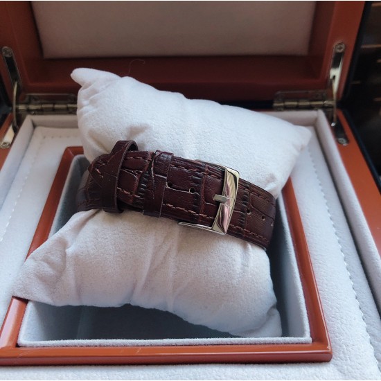 品牌：欧米茄-OMEGA  F9 类型：[酷]男士腕表 双层字面 立体感强表壳：316精钢（做工优质）表带：进口小牛皮/316精钢（两种可选）机芯：高级定制全自动机械机芯（走时稳定）玻璃：高级强化镀膜镜面尺寸：直径40mm，厚度12.5mm 三杰精致推荐男士机械腕表 SJ为你精心挑选超真实c实物图拍摄