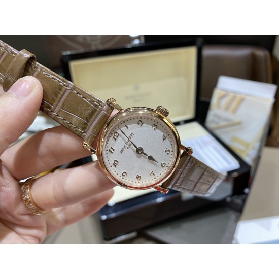 表中之王——百达翡丽   2021新款百达古典系列女款，型号7200R-001，表盘字面采用与官方一致乳白色粒纹表盘和金质立体字块，蓝宝石双卜玻璃，搭配超薄全自动机械机芯cal.240，超薄款牛皮，针扣款式与官方一致，表径34.6mm，厚度9.5mm，颜值真的不输积家卡地亚呀越看越美[哇]