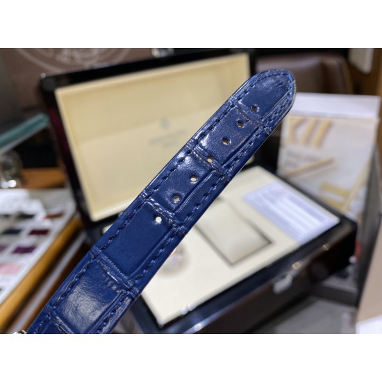 表中之王——百达翡丽   2021新款百达古典系列女款，型号7200R-001，表盘字面采用与官方一致乳白色粒纹表盘和金质立体字块，蓝宝石双卜玻璃，搭配超薄全自动机械机芯cal.240，超薄款牛皮，针扣款式与官方一致，表径34.6mm，厚度9.5mm，颜值真的不输积家卡地亚呀越看越美[哇]