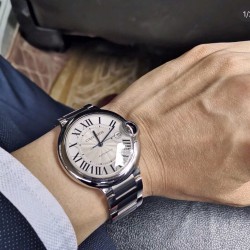 卡地亚 蓝气球「 Cartier 」凹面弧形表壳，扭索雕纹表盘，剑形指针，在卡地亚制表世界中，Ballon Bleu 蓝气球腕表以风格细腻，格调高雅著称。