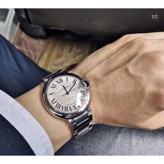 卡地亚 蓝气球「 Cartier 」凹面弧形表壳,扭索雕纹表盘,剑形指针,在卡地亚制表世界中,Ballon Bleu 蓝气球腕表以风格细腻,格调高雅著称。 卡地亚 蓝气球「 Cartier 」凹面弧形表壳,扭索雕纹表盘,剑形指针,在卡地亚制表世界中,Ballon Bleu 蓝气球腕表以风格细腻,格调高雅著称。