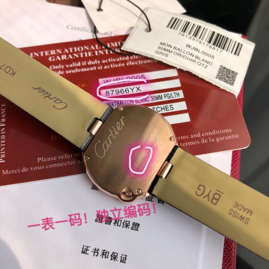 独家渠道,卡地亚新款白气球系列,44颗小钻为vs南非真钻 蓝宝石水晶玻璃镜面 黑色鳄鱼皮表带更衬玫瑰金的光泽。比容易撞款的篮气球耐看多了。表盘尺寸30。不大不小的尺寸。剑形镀金指针 4点钟位置镶嵌施华洛世奇明亮式切割圆钻 有一说一 不来虚的 支持专柜对比,送礼首选,非人为损坏免费保修。 独家渠道,卡地亚新款白气球系列,44颗小钻为vs南非真钻 蓝宝石水晶玻璃镜面 黑色鳄鱼皮表带更衬玫瑰金的光泽。比容易撞款的篮气球耐看多了。表盘尺寸30。不大不小的尺寸。剑形镀金指针 4点钟位置镶嵌施华洛世奇明亮式切割圆钻 有一说一 不来虚的 支持专柜对比,送礼首选,非人为损坏免费保修。