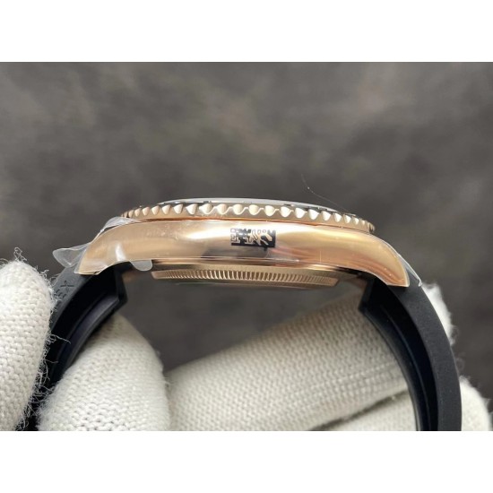 升级版全新到货，劳力士ROLEX游艇名仕型「116655」装载3135机芯，40mm 316L精钢表壳铸造18ct永恒玫瑰金，双向旋转60分钟刻度外圈配哑黑色Cerachrom陶质圈口，凸显抛光立体数字！新款Pyesterflex橡胶表带亦配备蚝式保险扣，人性化二级可剪设计，佩戴稳固从而更加舒适！字面刻度填充进口Chromalight长效果蓝色物料！原装保护胶罩，可检验圈口的外径尺寸是否与原装一致。超级复刻，只有少量，速度要快，动作要帅[机智]现下单外赠一副橡胶表带。