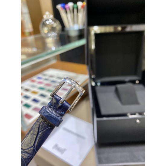 全网女生听我的!买它…❤️。 伯爵“时来运转”顶级奢侈品入门款精致的 29mm尺寸大小!第一眼看到它的时候我一眼就中,首先是外观设计足够百搭,➕上外层一圈可来回转动 很有寓意、一起“转动,遇见非凡”。上手很秀气,彩色鳄鱼皮可轻松拆卸 看上去就高端,机芯采用瑞士进口石英机芯,螺旋式表圈316L精钢打磨抛光 表面光亮如镜、表盘内圈钻石刻度 11颗⭕️圆形美钻(约0.07克拉)外圈一颗圆形美钻(约0.05克拉) 全网女生听我的!买它…❤️。 伯爵“时来运转”顶级奢侈品入门款精致的 29mm尺寸大小!第一眼看到它的时候我一眼就中,首先是外观设计足够百搭,➕上外层一圈可来回转动 很有寓意、一起“转动,遇见非凡”。上手很秀气,彩色鳄鱼皮可轻松拆卸 看上去就高端,机芯采用瑞士进口石英机芯,螺旋式表圈316L精钢打磨抛光 表面光亮如镜、表盘内圈钻石刻度 11颗⭕️圆形美钻(约0.07克拉)外圈一颗圆形美钻(约0.05克拉)