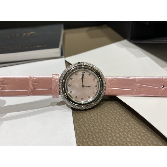 全网女生听我的!买它…❤️。 伯爵“时来运转”顶级奢侈品入门款第一眼看到它的时候我一眼就中,首先是外观设计足够百搭,旋转式表圈可自由转动,外层一圈可来回转动 很有寓意、一起“转动,遇见非凡”。百搭中号34尺寸!上手很秀气,彩色鳄鱼皮可轻松拆卸 看上去就高端,机芯采用瑞士进口石英机芯,螺旋式表圈316L精钢打磨抛光 表面光亮如镜、表盘内圈钻石刻度 11颗⭕️圆形美钻、外圈42颗圆形美钻 全网女生听我的!买它…❤️。 伯爵“时来运转”顶级奢侈品入门款第一眼看到它的时候我一眼就中,首先是外观设计足够百搭,旋转式表圈可自由转动,外层一圈可来回转动 很有寓意、一起“转动,遇见非凡”。百搭中号34尺寸!上手很秀气,彩色鳄鱼皮可轻松拆卸 看上去就高端,机芯采用瑞士进口石英机芯,螺旋式表圈316L精钢打磨抛光 表面光亮如镜、表盘内圈钻石刻度 11颗⭕️圆形美钻、外圈42颗圆形美钻
