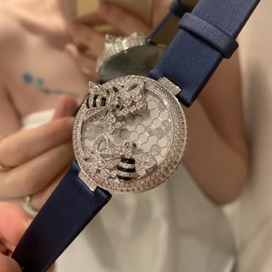❤️卡地亚C家白色小蜜蜂创意宝石系列当时看到第一眼就觉得超级可爱!喜欢的赶快拿下吧!整只蜜蜂都是纯手工缝制施华洛钻!光是蜜蜂的大小就调了N次!瑞士石英机芯!40mm的表盘!表带绢丝也是采用原版一致的小薄绒绢丝表带 颜色也是刚刚好的好看!光是为了对版就花费了多少心血 不过换来都是值得的!可以说它是非常完美了!❤️ ❤️卡地亚C家白色小蜜蜂创意宝石系列当时看到第一眼就觉得超级可爱!喜欢的赶快拿下吧!整只蜜蜂都是纯手工缝制施华洛钻!光是蜜蜂的大小就调了N次!瑞士石英机芯!40mm的表盘!表带绢丝也是采用原版一致的小薄绒绢丝表带 颜色也是刚刚好的好看!光是为了对版就花费了多少心血 不过换来都是值得的!可以说它是非常完美了!❤️