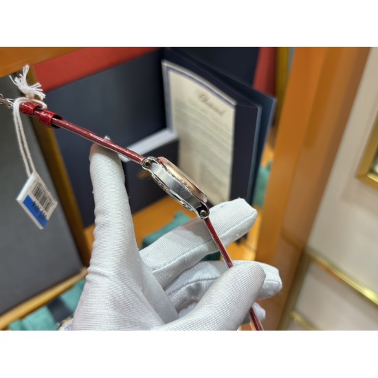 NR 实拍 最新配色 特别款 最强副本萧邦CHOPARD快乐钻系列(原版开模)「小号33mm 」历时一年多研发终于面世,在蓝气球已经是女士标配的时代 萧邦快乐钻系列女表脱颖而出,成为时尚界追捧的一股潮流!【 Factory HAPPY DIMION系列】此款不但能凸显出钻石的高贵而且更是「女神」最渴望拥有腕表之一 轻松出席各种场合不会出现「同款尴尬」【表带】标配美洲鳄鱼皮 【机芯】采用TOP级2892机芯,每颗机芯都经由制表师的精调细选,确保带来稳定可靠的精准走时。绝世精品!图为33尺寸 NR 实拍 最新配色 特别款 最强副本萧邦CHOPARD快乐钻系列(原版开模)「小号33mm 」历时一年多研发终于面世,在蓝气球已经是女士标配的时代 萧邦快乐钻系列女表脱颖而出,成为时尚界追捧的一股潮流!【 Factory HAPPY DIMION系列】此款不但能凸显出钻石的高贵而且更是「女神」最渴望拥有腕表之一 轻松出席各种场合不会出现「同款尴尬」【表带】标配美洲鳄鱼皮 【机芯】采用TOP级2892机芯,每颗机芯都经由制表师的精调细选,确保带来稳定可靠的精准走时。绝世精品!图为33尺寸
