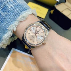 【间玫米】全新百年灵机械计时腕表-南海胶囊系列(chronometer Automatic 36)具有醒目的色彩和夜光.让人联想起夏日 海洋生物和葱郁草木所营造的令人陶醉的氛围。这款优雅的现代复古灵感腕表适合想在人群脱颖而出的女士。融合优异性能和造型美感，时尚而优雅，适合各种场合，多种金属表壳可供选择，镶嵌彩色宝石钻，从炫酷的精钢材质百搭双色间金乃至豪华红金，一应俱全，时标和多姿多彩表盘，搭载2824机械机芯，尺寸:36mm 是百年灵最新女士机械计时系列的灵动姐妹表款。
