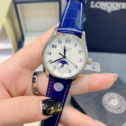 【赵丽颖同款】Longines浪琴 名匠系列女士腕表。全新浪琴名匠月相腕表系列。 诠释女性高贵典雅。精钢表壳直径：34毫米尺寸。官方一致6字位月相1-31日期显示功能。进口石英机芯。三码合一。采用进口头层牛皮、原装蝴蝶扣。珍珠母贝表盘在女表中是运用较多的元素，浪琴为其搭配了12颗钻石时标，将女性魅力发挥到极致。盘面6点钟位置的小表盘显示月相和日期，兼顾实用性和浪漫感，精巧别致。字表盘扫描打版，颜色、“麦粒”格纹深浅、内影字体大小粗细与正品完全一致。