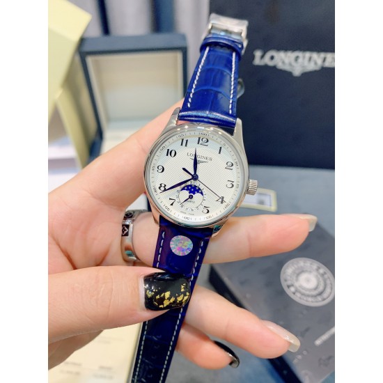 【赵丽颖同款】Longines浪琴 名匠系列女士腕表。全新浪琴名匠月相腕表系列。 诠释女性高贵典雅。精钢表壳直径:34毫米尺寸。官方一致6字位月相1-31日期显示功能。进口石英机芯。三码合一。采用进口头层牛皮、原装蝴蝶扣。珍珠母贝表盘在女表中是运用较多的元素,浪琴为其搭配了12颗钻石时标,将女性魅力发挥到极致。盘面6点钟位置的小表盘显示月相和日期,兼顾实用性和浪漫感,精巧别致。字表盘扫描打版,颜色、“麦粒”格纹深浅、内影字体大小粗细与正品完全一致。 【赵丽颖同款】Longines浪琴 名匠系列女士腕表。全新浪琴名匠月相腕表系列。 诠释女性高贵典雅。精钢表壳直径:34毫米尺寸。官方一致6字位月相1-31日期显示功能。进口石英机芯。三码合一。采用进口头层牛皮、原装蝴蝶扣。珍珠母贝表盘在女表中是运用较多的元素,浪琴为其搭配了12颗钻石时标,将女性魅力发挥到极致。盘面6点钟位置的小表盘显示月相和日期,兼顾实用性和浪漫感,精巧别致。字表盘扫描打版,颜色、“麦粒”格纹深浅、内影字体大小粗细与正品完全一致。