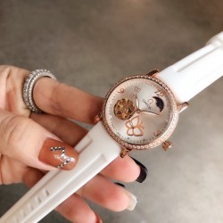 欧米茄女士腕表   全自动机械机芯  316L精钢表壳   矿物质超强玻璃镜面   真牛皮表带  直径36mm厚11mm 该款腕表备受女性喜爱，在不同的场合 映耀着她们各自的独特个性与迷人风华