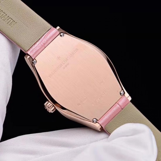 实拍 江诗丹顿-Vacheron Constantin 作为世界上历史悠久的钟表制造商从未停止生产,秉承悉力以赴,精益求精的品牌座右铭,其中有一款-Malte系列25530/000R-9742,经典酒桶型婉表,防磨水晶镜面,内部经反光处理,配置瑞士原装石英机芯,尺寸28.40*38.67毫米,厚度7.28毫米。表壳电镀18K白金/玫瑰金,表带有布绢带,牛皮带两种选择,针扣配带.市面最高版本,你值得拥有! 实拍 江诗丹顿-Vacheron Constantin 作为世界上历史悠久的钟表制造商从未停止生产,秉承悉力以赴,精益求精的品牌座右铭,其中有一款-Malte系列25530/000R-9742,经典酒桶型婉表,防磨水晶镜面,内部经反光处理,配置瑞士原装石英机芯,尺寸28.40*38.67毫米,厚度7.28毫米。表壳电镀18K白金/玫瑰金,表带有布绢带,牛皮带两种选择,针扣配带.市面最高版本,你值得拥有!