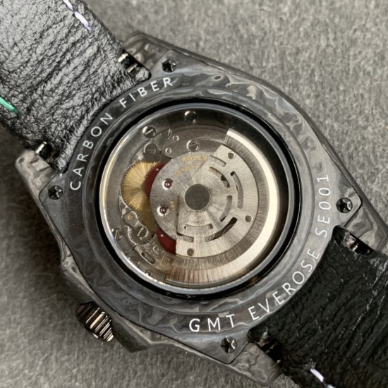 Diw新作勞力士超限量GMT-MASTER II Diw团队重新制作了碳纤维表壳,同时包含表圈、面盘等零件也全都是碳纤维材质,其中碳纤维表圈上数字刻度首次采用全新碳纤维植丁技术(非填油)塑造丰富视觉层次,质感细腻。透视底盖可清楚展示正反快速调日历的劳力士专属cal.3186机芯。搭配柔软魔术贴表带和一体碳纤维表扣。首批量产提供4种颜色表盘可选,5种不同颜色风格表带。 Diw新作勞力士超限量GMT-MASTER II Diw团队重新制作了碳纤维表壳,同时包含表圈、面盘等零件也全都是碳纤维材质,其中碳纤维表圈上数字刻度首次采用全新碳纤维植丁技术(非填油)塑造丰富视觉层次,质感细腻。透视底盖可清楚展示正反快速调日历的劳力士专属cal.3186机芯。搭配柔软魔术贴表带和一体碳纤维表扣。首批量产提供4种颜色表盘可选,5种不同颜色风格表带。