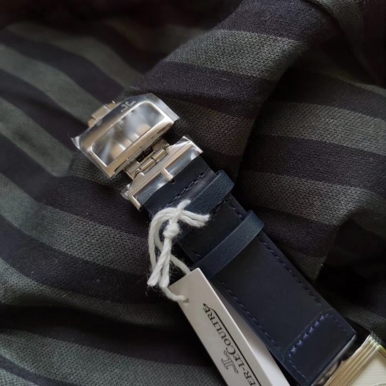 实拍 MG荣誉出品 业内首次突破一机双面双时区!帅到掉渣!积家 Reverso Tribute双面双时区翻转腕表 简洁的小三针正面素雅、温和,规整的反面拥有昼夜显示以及第二时区显示功能,佩戴者仅需一个翻转的瞬间,第二表盘的秘密便尽数呈现。腕表中有两种“面容”呈现,可以迎合佩戴者身处的场景、穿搭以及变换的喜好,既具备耐看的潜质,又可以随时随地更改“容颜”,令人沉迷。机芯:854A/2(百万级研发 手动机械 一机双面双时区)尺寸:49*29mm表带:意大利小牛皮 实拍 MG荣誉出品 业内首次突破一机双面双时区!帅到掉渣!积家 Reverso Tribute双面双时区翻转腕表 简洁的小三针正面素雅、温和,规整的反面拥有昼夜显示以及第二时区显示功能,佩戴者仅需一个翻转的瞬间,第二表盘的秘密便尽数呈现。腕表中有两种“面容”呈现,可以迎合佩戴者身处的场景、穿搭以及变换的喜好,既具备耐看的潜质,又可以随时随地更改“容颜”,令人沉迷。机芯:854A/2(百万级研发 手动机械 一机双面双时区)尺寸:49*29mm表带:意大利小牛皮