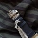 实拍 MG荣誉出品 业内首次突破一机双面双时区!帅到掉渣!积家 Reverso Tribute双面双时区翻转腕表 简洁的小三针正面素雅、温和,规整的反面拥有昼夜显示以及第二时区显示功能,佩戴者仅需一个翻转的瞬间,第二表盘的秘密便尽数呈现。腕表中有两种“面容”呈现,可以迎合佩戴者身处的场景、穿搭以及变换的喜好,既具备耐看的潜质,又可以随时随地更改“容颜”,令人沉迷。机芯:854A/2(百万级研发 手动机械 一机双面双时区)尺寸:49*29mm表带:意大利小牛皮 实拍 MG荣誉出品 业内首次突破一机双面双时区!帅到掉渣!积家 Reverso Tribute双面双时区翻转腕表 简洁的小三针正面素雅、温和,规整的反面拥有昼夜显示以及第二时区显示功能,佩戴者仅需一个翻转的瞬间,第二表盘的秘密便尽数呈现。腕表中有两种“面容”呈现,可以迎合佩戴者身处的场景、穿搭以及变换的喜好,既具备耐看的潜质,又可以随时随地更改“容颜”,令人沉迷。机芯:854A/2(百万级研发 手动机械 一机双面双时区)尺寸:49*29mm表带:意大利小牛皮