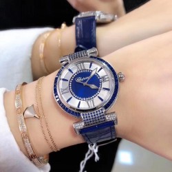 萧邦 CHOPARD IMPERIALE 系列腕表。独特风格带您走进一个新阶段并且成功塑造了崇尚自我表达和与众不同的生活化概念，316精钢材质，此表款全手工镶嵌施华洛世奇水晶钻，成为了美式奢侈生活风格的代表！进口石英机芯以及精细做工，佩戴贴手舒适，设计风格简约明朗。充满奢华璀璨的气息，光彩夺人、让你瞬间提升华丽的气质 ！