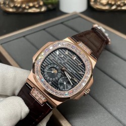 百达翡丽 5712“钢王之王”震撼出道！超级一体机Cal.240 PS IRM C LU。全机芯零件265个，机芯宝石同色原装一色鸽子血，平面游丝，21600每小时振汤次数Gyromax带调节砝码的摆轮，超薄壳套，厚度市面同级第一0.95cm 仅次于原装厚度，全新修正的不锈钢表带，铰链部分根据真正的百达翡丽鹦鹉螺不锈钢表带拆解开发，和正品一致的贴合效果，秒杀市面上所有副本，铰链开合角度和正品一致，锁毕声音和正品相同。