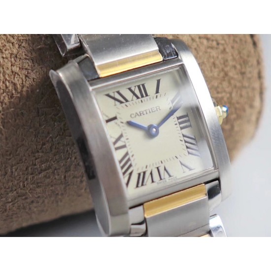 实拍 8848F出品卡地亚法国坦克!瑞士石英机芯,尺寸~25.35*20.3mm,其他的就不作多介绍了,均可官网查阅,下面我来讲讲它的迷人之处,坦克腕表家族中女性最喜欢的一个系列。首先正像坦克与履带的不可分离,法国坦克腕表的履带式表链不仅像一款简练的手镯将金属的光泽绽放无余,也更好的融合了坦克系列棱角分明、锐利的表壳边缘,二者的结合不仅使表款风格上有个完整的统一性,更是对坦克腕表系列的自由精神的完美诠释,因此法国坦克可谓是卡地亚坦克腕表系列之中的经典之作!保卡、吊牌、表带膜和外包装都有贴标型号!下手要快! 实拍 8848F出品卡地亚法国坦克!瑞士石英机芯,尺寸~25.35*20.3mm,其他的就不作多介绍了,均可官网查阅,下面我来讲讲它的迷人之处,坦克腕表家族中女性最喜欢的一个系列。首先正像坦克与履带的不可分离,法国坦克腕表的履带式表链不仅像一款简练的手镯将金属的光泽绽放无余,也更好的融合了坦克系列棱角分明、锐利的表壳边缘,二者的结合不仅使表款风格上有个完整的统一性,更是对坦克腕表系列的自由精神的完美诠释,因此法国坦克可谓是卡地亚坦克腕表系列之中的经典之作!保卡、吊牌、表带膜和外包装都有贴标型号!下手要快!