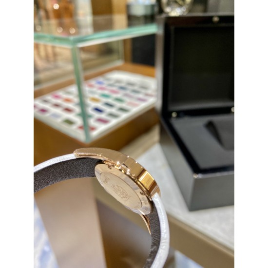 RF厂伯爵新款小号26mm。Limelight Gala系列的女性钻石手表是绝对诱惑的标志,表盘独特的6与9的造型,混合艺术,设计和珠宝,他们赞扬充满活力和大胆女性气质。在伯爵的眼里,每一位演绎人生故事的女主角,都注定拥有出众魅力!别出心裁,不断进阶超越。尺寸26mm 机芯:瑞士朗达机芯 玻璃:蓝宝石镜面 皮带:美洲鳄鱼皮 RF厂伯爵新款小号26mm。Limelight Gala系列的女性钻石手表是绝对诱惑的标志,表盘独特的6与9的造型,混合艺术,设计和珠宝,他们赞扬充满活力和大胆女性气质。在伯爵的眼里,每一位演绎人生故事的女主角,都注定拥有出众魅力!别出心裁,不断进阶超越。尺寸26mm 机芯:瑞士朗达机芯 玻璃:蓝宝石镜面 皮带:美洲鳄鱼皮