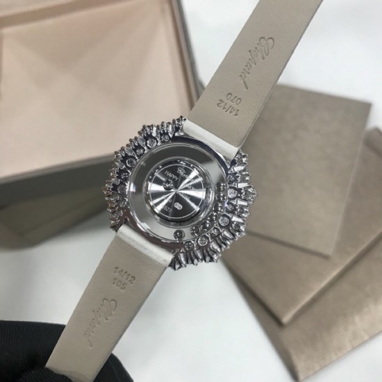 萧邦Happy Diamonds系列特别款!2019年官网力推款!2018即将过去,新的一年从元旦开始!枫叶美丽并寓意着坚毅精神!即代表永恒爱情送给恋人,也代表对美好的回忆,可送给一路陪伴的朋友,还代表一种岁月的轮回。1比1超前做工同步首发!表面配置三块蓝宝石防刮玻璃,瑞士朗达机芯,尺寸:外径34mm内径14mm。表带14/12。 萧邦Happy Diamonds系列特别款!2019年官网力推款!2018即将过去,新的一年从元旦开始!枫叶美丽并寓意着坚毅精神!即代表永恒爱情送给恋人,也代表对美好的回忆,可送给一路陪伴的朋友,还代表一种岁月的轮回。1比1超前做工同步首发!表面配置三块蓝宝石防刮玻璃,瑞士朗达机芯,尺寸:外径34mm内径14mm。表带14/12。