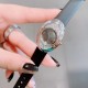 最新 PIAGET伯爵 Limelight非凡珍品腕表系列 花朵 闭合状态下尺寸33mm*22mm, 花朵盛开时直径为33mm。表壳才有18K白金电镀,进口石英机芯 。特点: 表壳由可顺时针旋转的三片花瓣造型组成一朵完美的三色艳丽花朵。第一层花瓣上镶嵌26颗白色钻石于表圈 ,第二层花瓣镶嵌26颗红色钻石彰显奢华,第三层花瓣镶嵌18颗幽邃蓝宝石彰显尊贵,蓝宝石水晶镜面 搭配绸缎丝绢皮/手工锻造丝网表带。这不仅是一款非凡的腕表,更堪称一件珠宝工艺杰作,完美结合创意,生动灵性,彰显着珠宝腕表的优雅魅力 最新 PIAGET伯爵 Limelight非凡珍品腕表系列 花朵 闭合状态下尺寸33mm*22mm, 花朵盛开时直径为33mm。表壳才有18K白金电镀,进口石英机芯 。特点: 表壳由可顺时针旋转的三片花瓣造型组成一朵完美的三色艳丽花朵。第一层花瓣上镶嵌26颗白色钻石于表圈 ,第二层花瓣镶嵌26颗红色钻石彰显奢华,第三层花瓣镶嵌18颗幽邃蓝宝石彰显尊贵,蓝宝石水晶镜面 搭配绸缎丝绢皮/手工锻造丝网表带。这不仅是一款非凡的腕表,更堪称一件珠宝工艺杰作,完美结合创意,生动灵性,彰显着珠宝腕表的优雅魅力