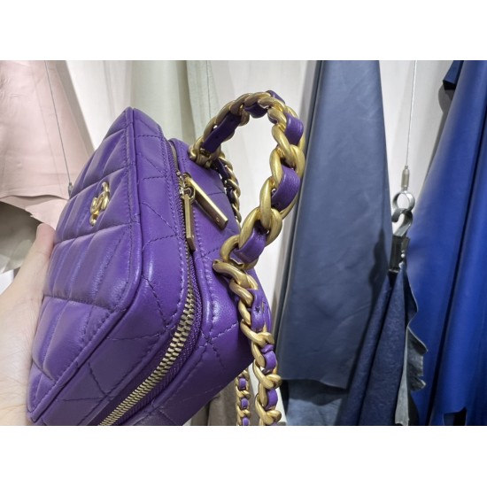  22A Mini Chain Cosmetic Bag
