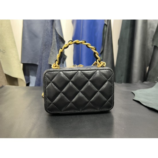  22A Mini Chain Cosmetic Bag