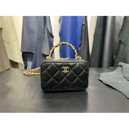  22A Mini Chain Cosmetic Bag