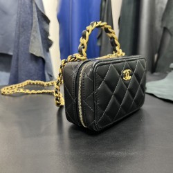  22A Mini Chain Cosmetic Bag
